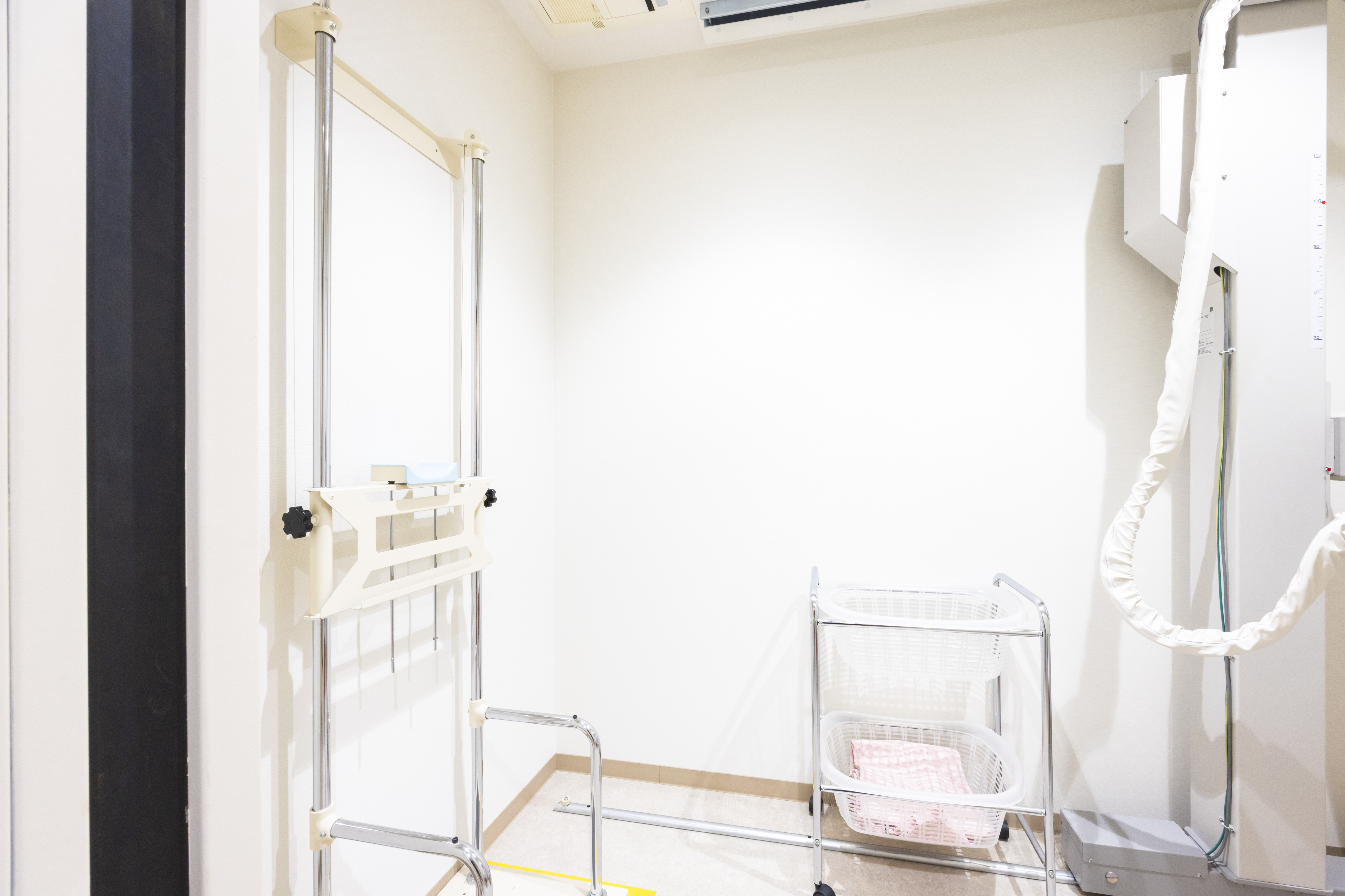 骨変形や骨折を確認するレントゲン検査機器