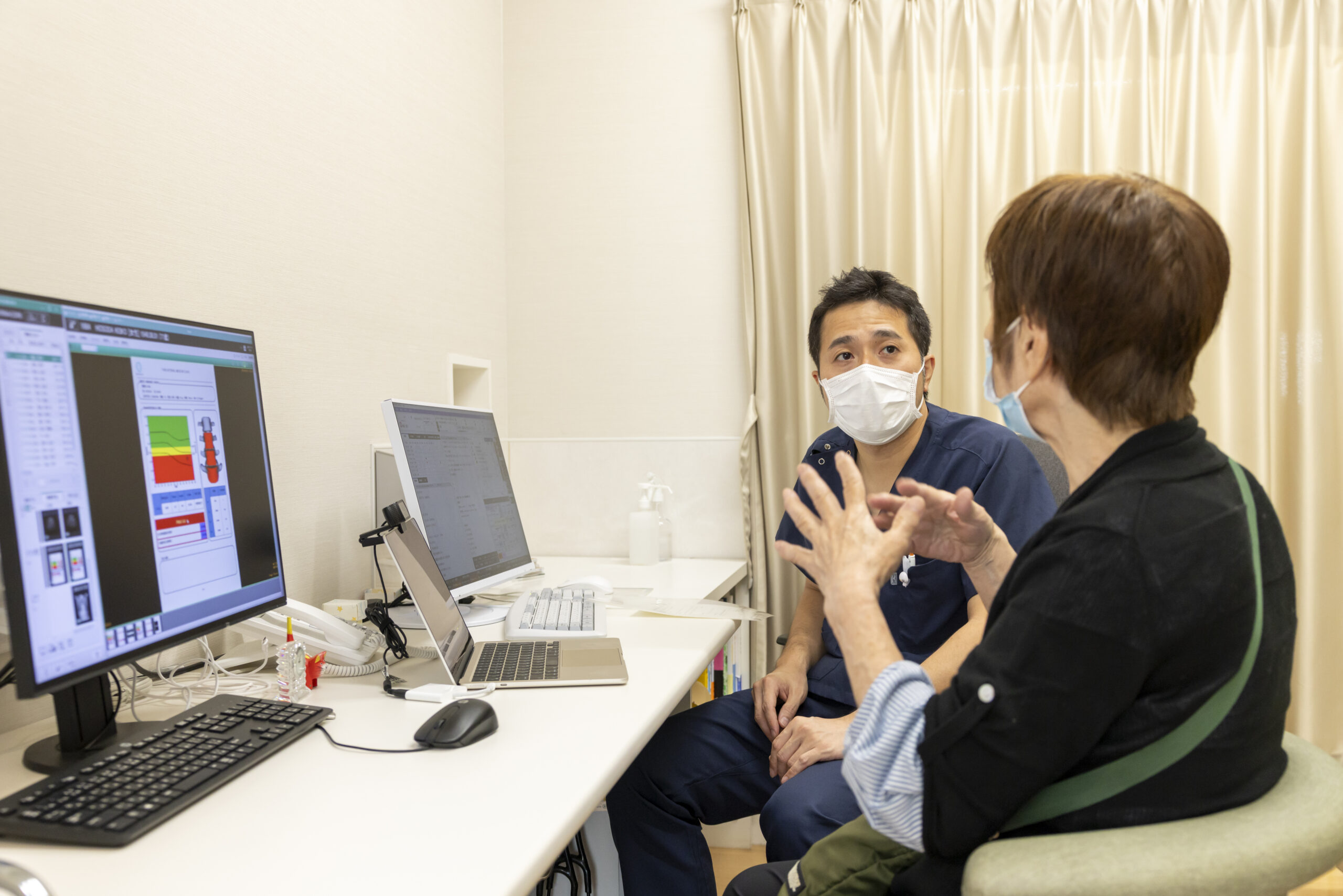 医師と患者の治療相談の様子
